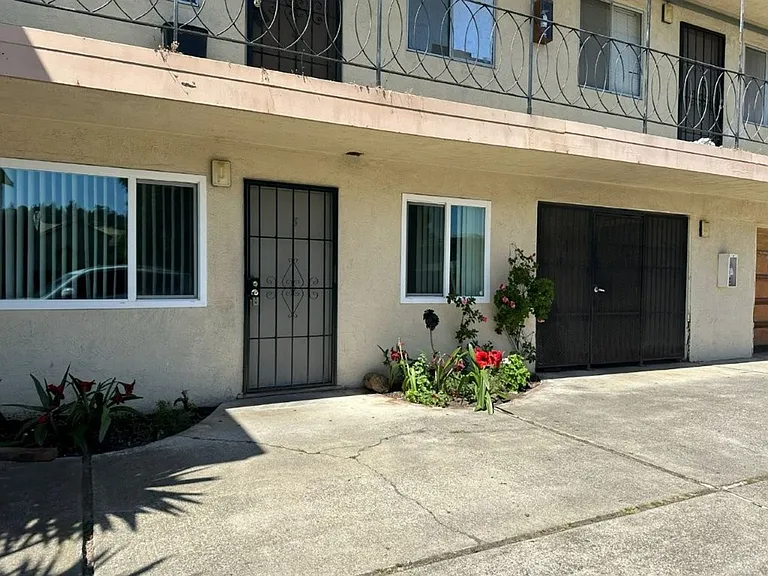 586 Berry Ave — Photo 1