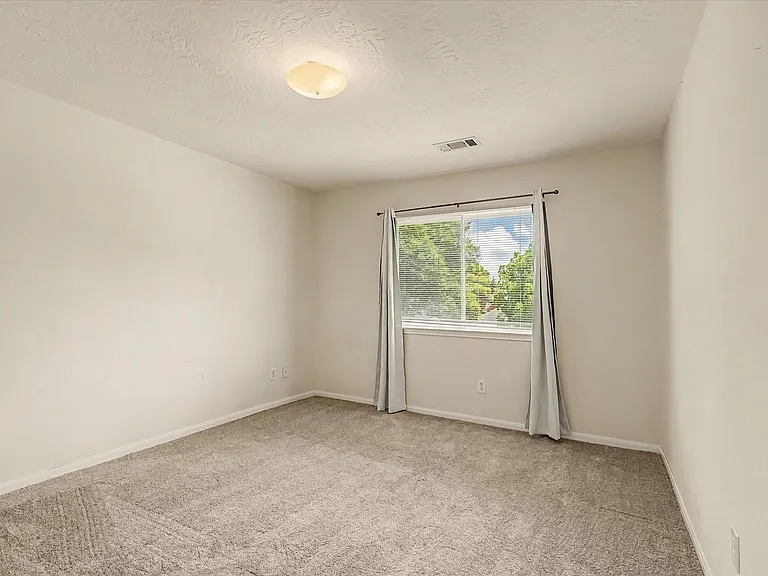 10840 Sycamore Dr N — Photo 34