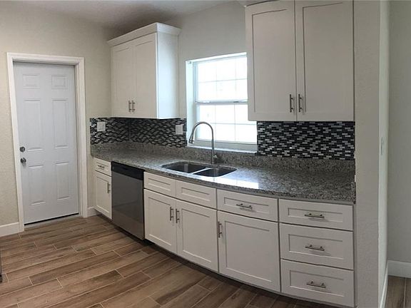 3rd image of 912 Carlson Dr