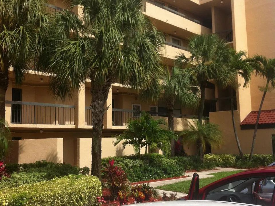 2255 Lindell Blvd #4406