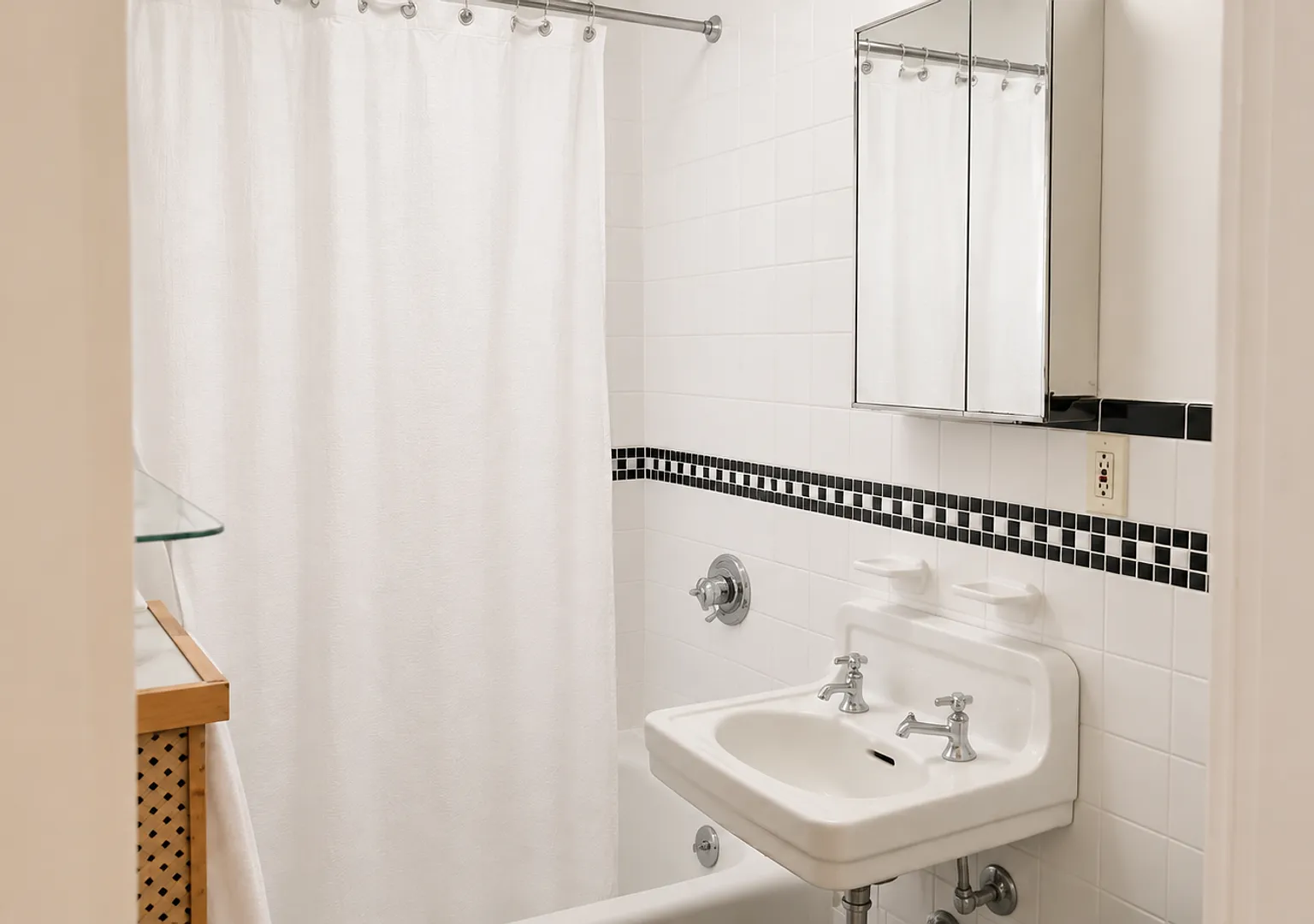 Bright Studio Steps to Quincy Center Huge Walk-In Closet, Heat & Hot Water Included! — Photo 3