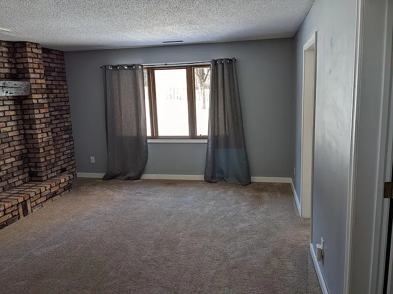 2300 Amberwood Dr — Photo 23