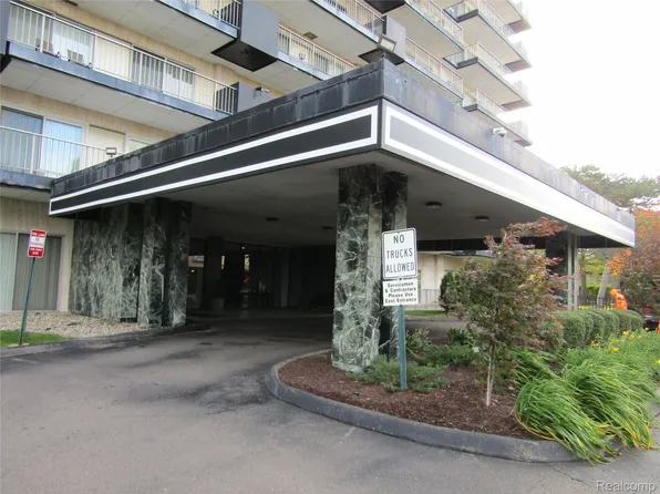 15801 Providence Dr APT 10C, Southfield, MI 48075