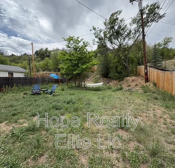 1230 N Chestnut St — Photo 8