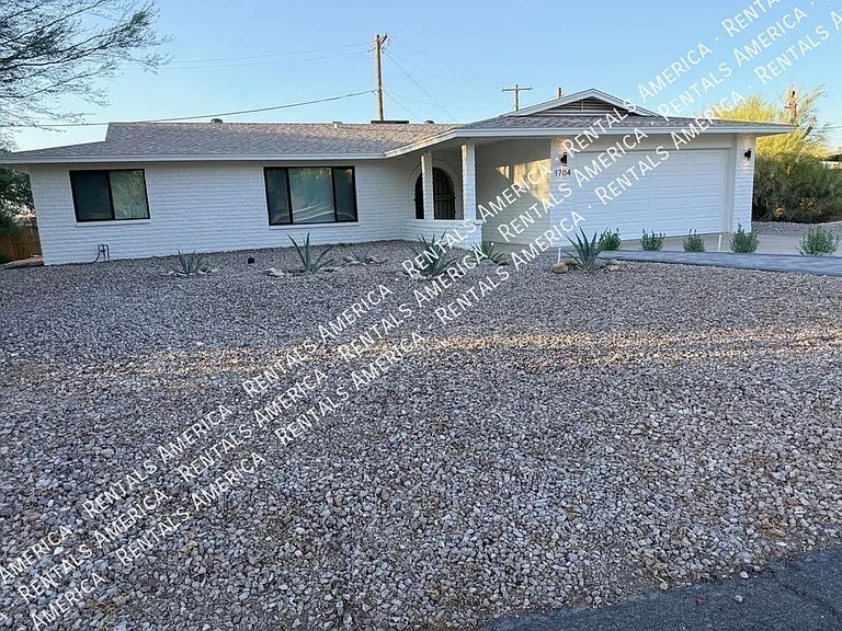 1704 E Pickrell Dr — Photo 3