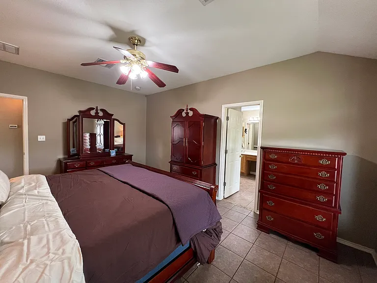 Mater bed room - King bed