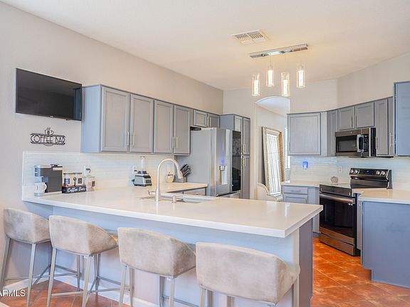 4th image of 1533 W SAINT ANNE Avenue