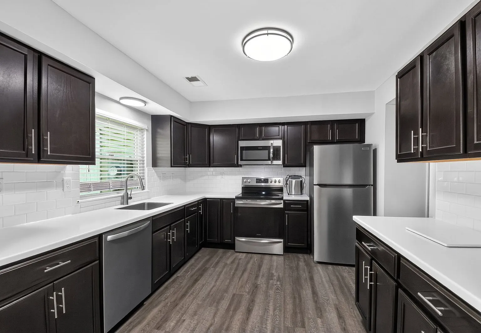 3 bed, 2.0 bath, 1188 sqft, $2,350 — Photo 2