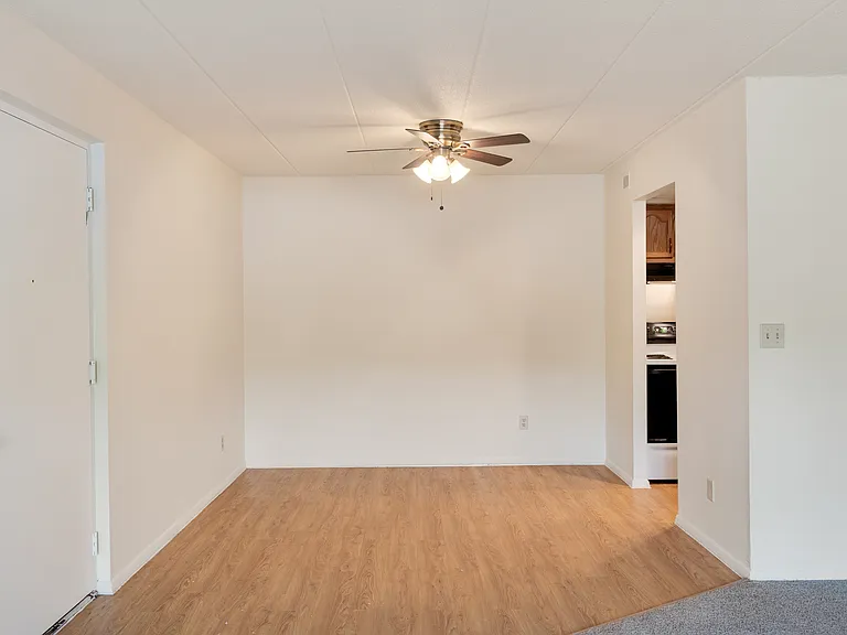 Vantage Pointe West Apartment Homes — Photo 9