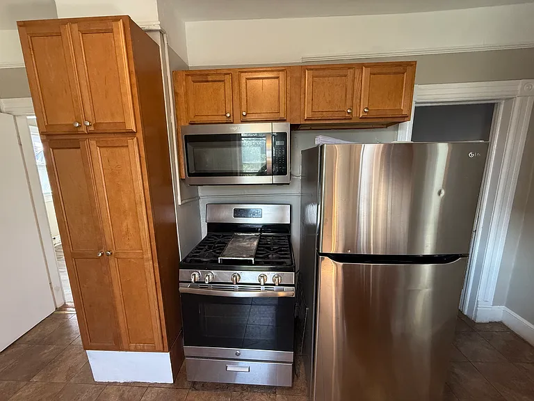 18 Davis St #2 — Photo 3