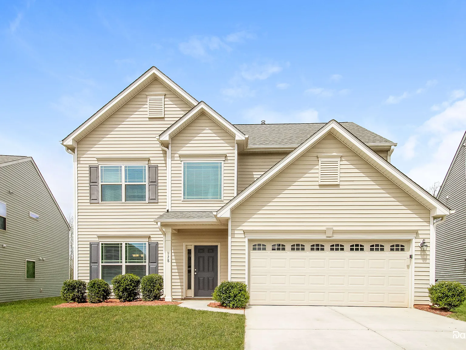 4 bed, 3.0 bath, 2696 sqft, $2,095 — Photo 1