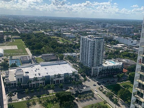 3rd image of 1750 N Bayshore Dr APT 3707