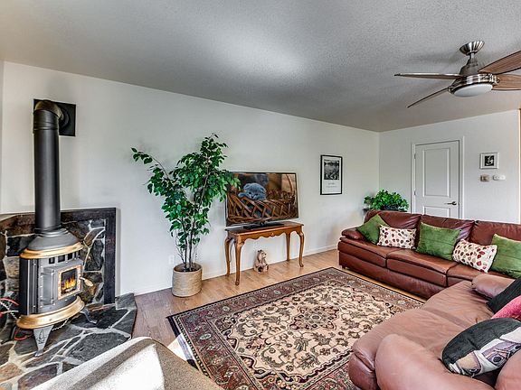 4th image of 19623 Cottonwood St