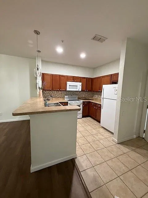 3 bed, 2.0 bath, 1269 sqft, $1,900 — Photo 2