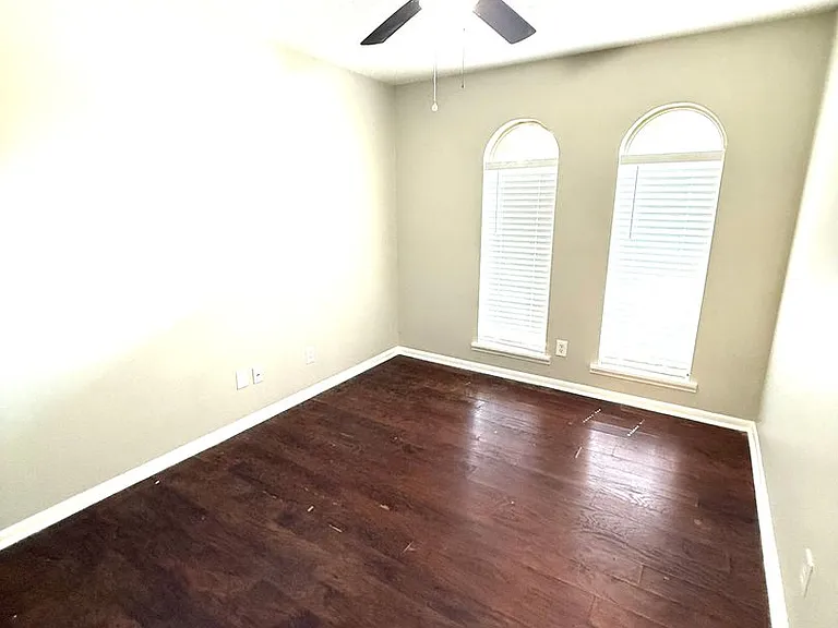 535 Lawndale Ln — Photo 4