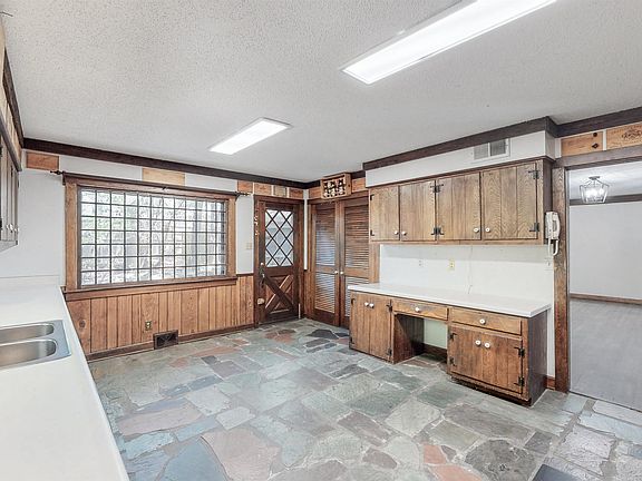 4th image of 6918 Surrey Ln