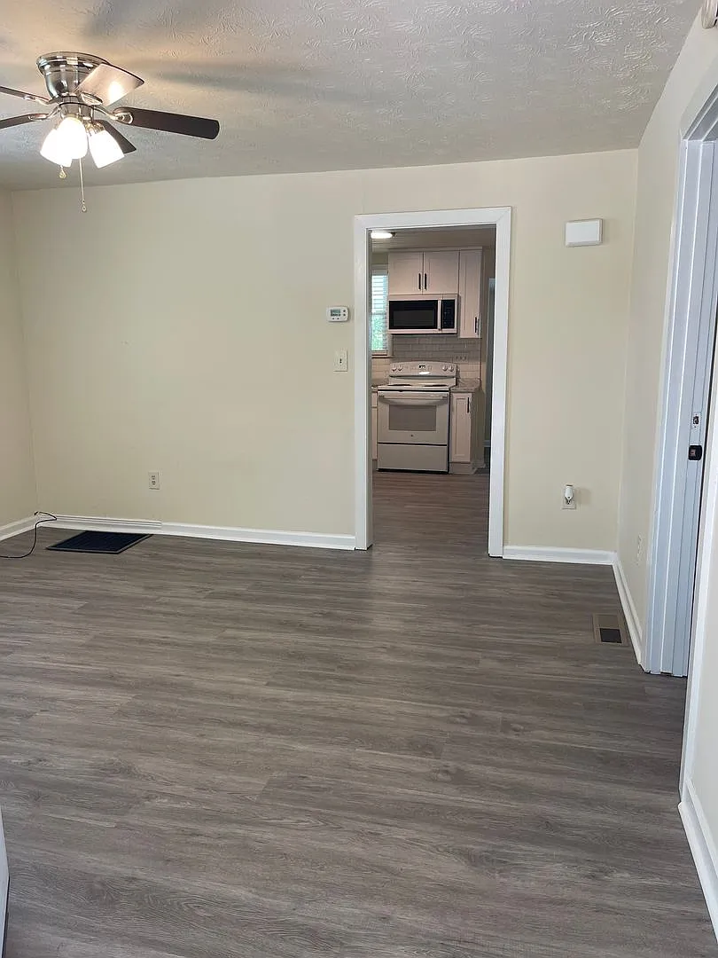 Charming Fully Renovated 2BR/1BA Near Both Hospitals Washer/Dryer Included! — Photo 4
