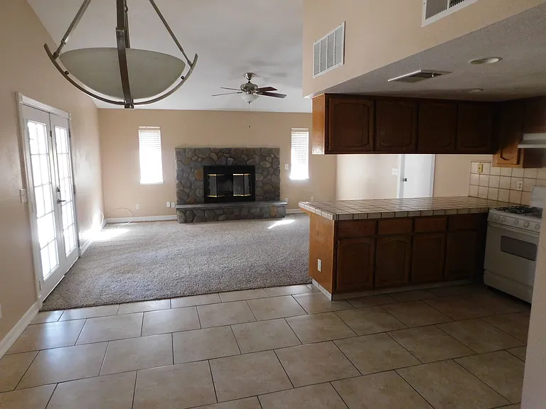 742 N Inyo St — Photo 4