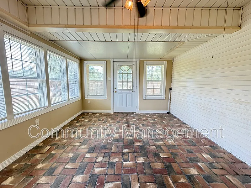 Building Photo - 1314 N Range Ave