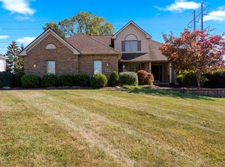 6689 Willow Lake Dr, North Royalton, OH 44133