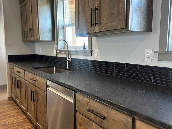 4th image of 551 SE Holly St