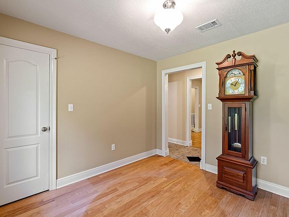 3rd image of 1078 Poplar Rd