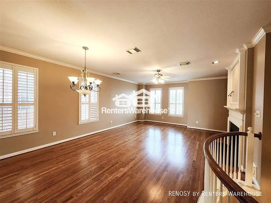 Prime Location! This stunning three-story townhome in the sought-after River Oaks/Montrose area! — Photo 3