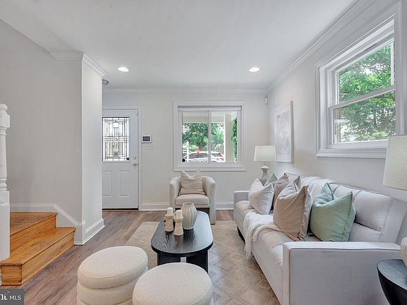 4th image of 2842 30th St NE