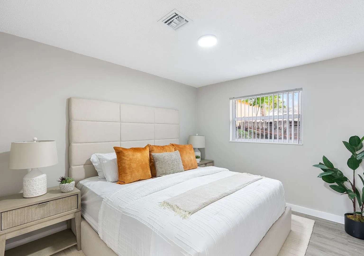 !Renovated! * 2bed/1bath Apartment - Croissant Park! — Photo 4