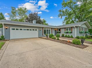39W440 Campton Hills Dr, St Charles, IL 60175
