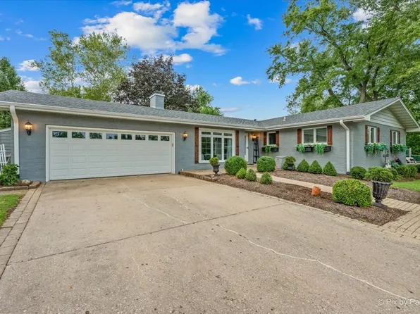 39W440 Campton Hills Dr, St Charles, IL 60175