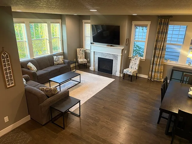 3 bed, 2.5 bath, 1800 sqft, $2,995 — Photo 2
