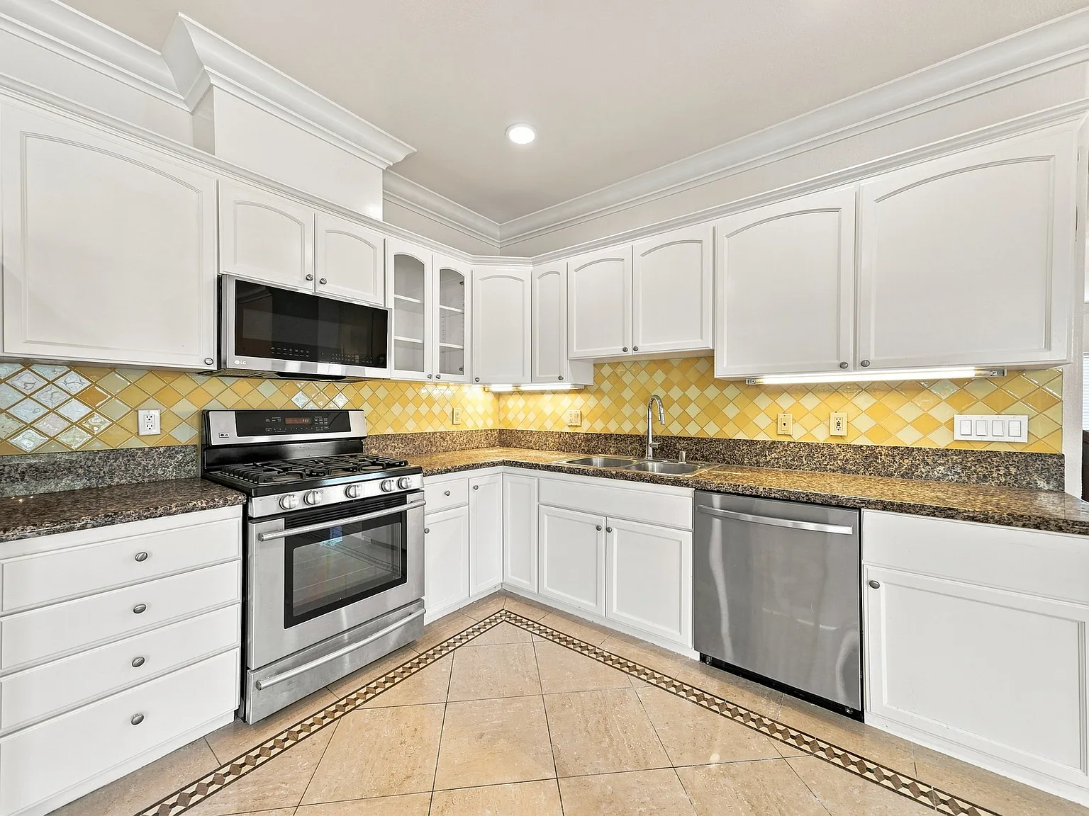 3 bed, 2420 sqft, $4,850 — Photo 4
