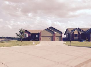 137 Springlake Dr, Newton, KS 67114