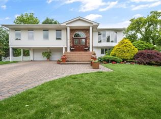 18 Peppermint Rd, Commack, NY 11725