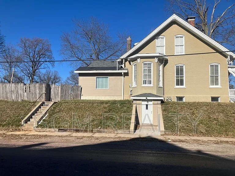 721 S Church St — Photo 3