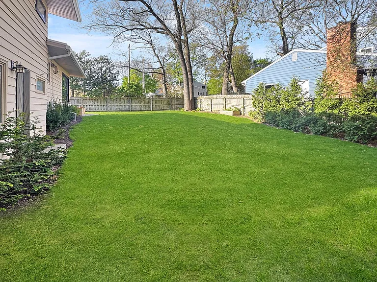 1353 Pinecrest Ave SE — Photo 3