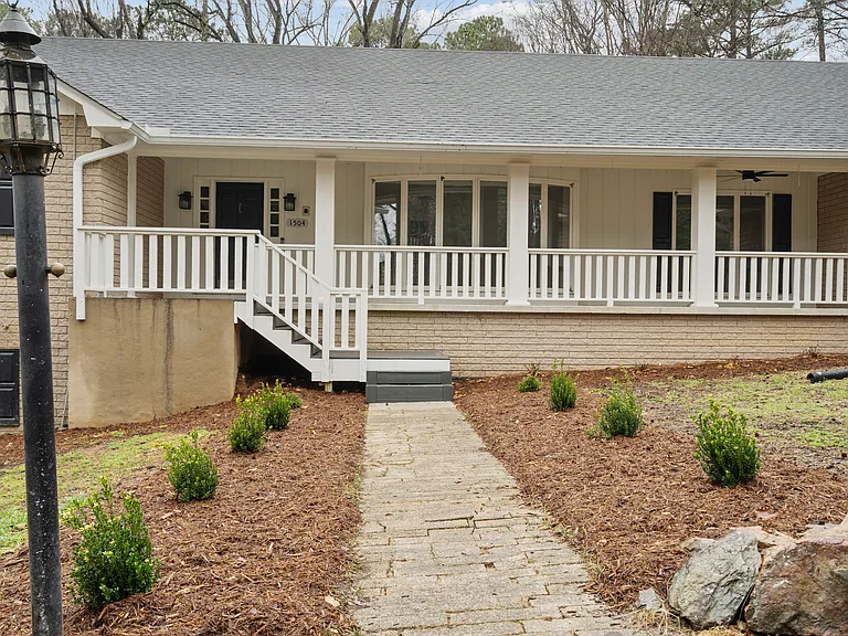 1504 Homestead Rd — Photo 5