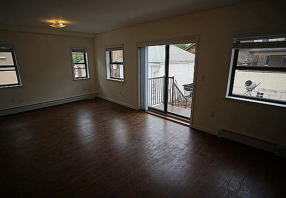 5th image of 310 Bay 10 St #1