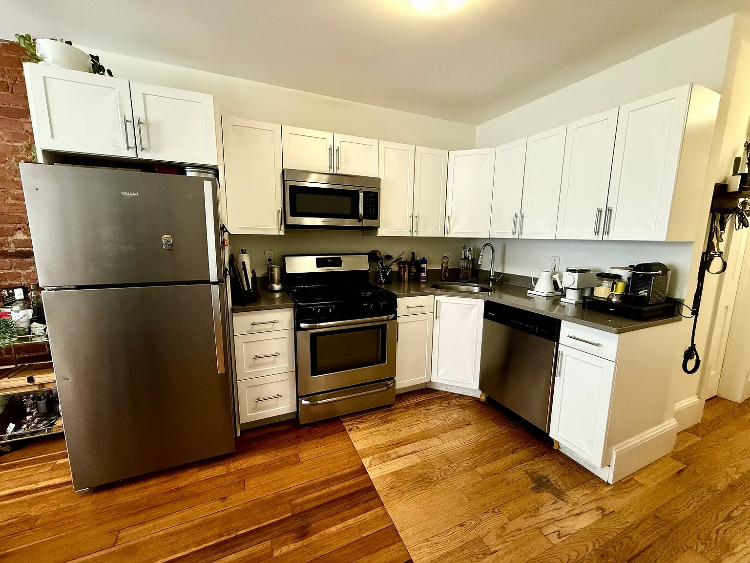2 bed, 800 sqft, $3,050 — Photo 3