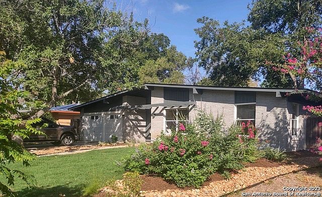 1st image of 421 E Wright Blvd
