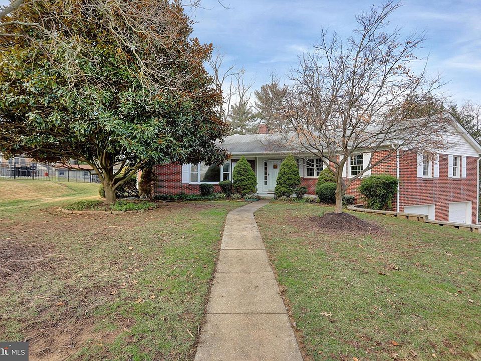 1st image of 618 Foxcroft Dr