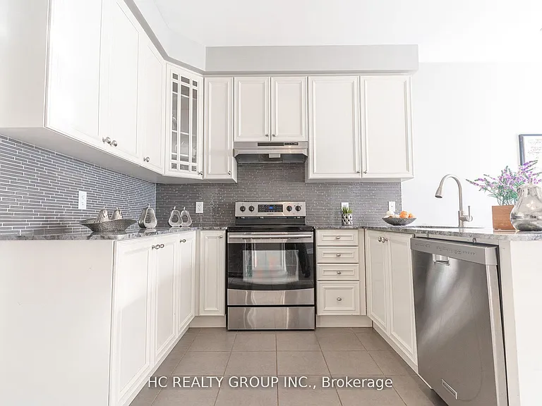 215 Armstrong Cres — Photo 6