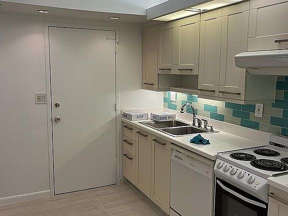 5th image of 1700 NE 105th St APT 106
