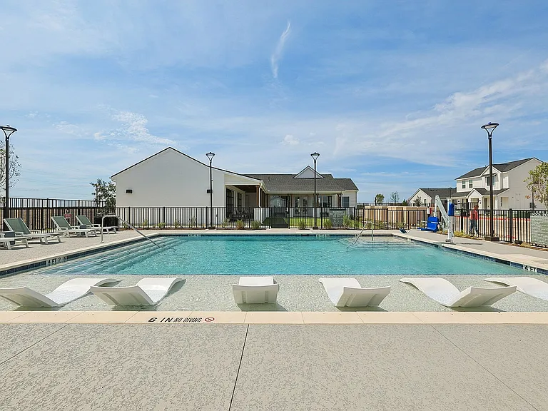 YardHomes Trailside Swimming Pool
