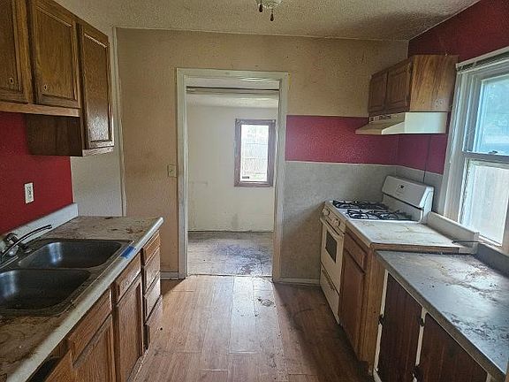 4th image of 2950 Mahaska Ave
