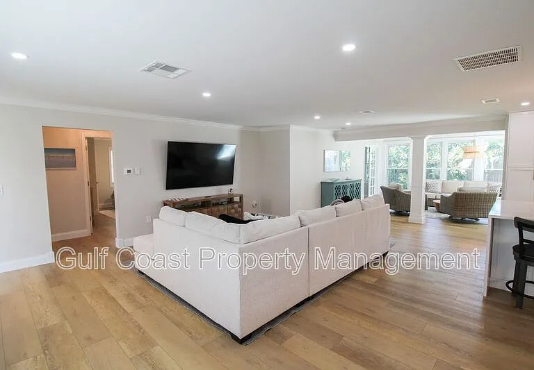 691 Russell St — Photo 6