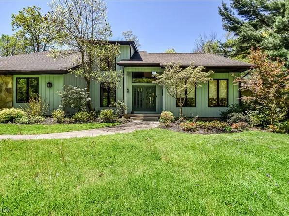 8220 Hermitage Rd, Concord Township, OH 44077