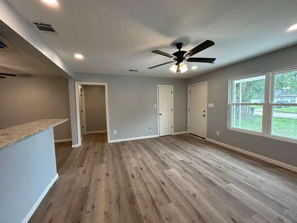 4 bed, 2.0 bath, 1120 sqft, $1,800 — Photo 3