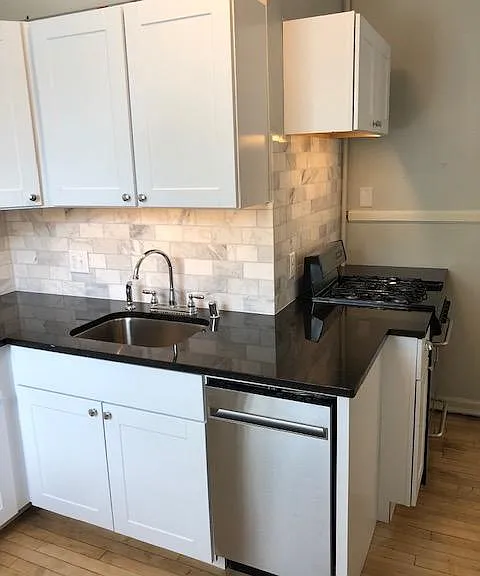 Lowry Hill Apartments — Photo 13